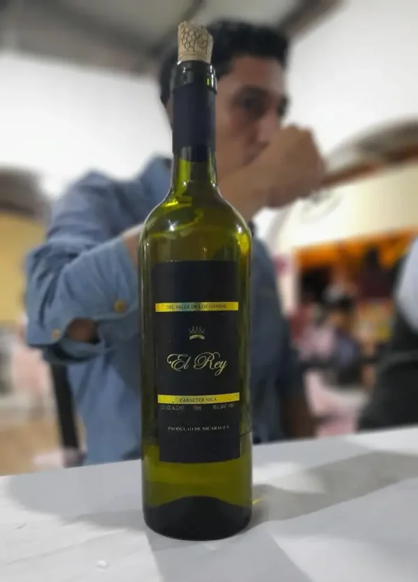 Botella de vino blanco frutal El Rey, disponible en la tienda de vinos El Rey en Nicaragua.