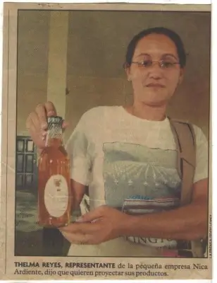 Primer ejemplar de Vinos El Rey, con una persona sosteniendo una botella del producto.